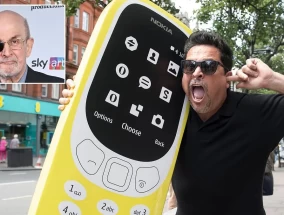 每日邮报金钱：Dom Joly反思金钱和他卖给萨尔曼·拉什迪