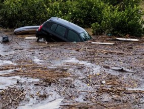 西班牙反常的天气导致瓦伦西亚发生洪水，至少40人死亡或失踪，汽车被冲走